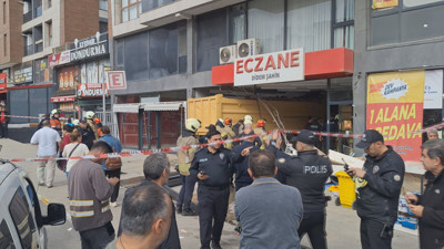 Hafriyat Kamyonu Eczaneye Daldı, Yaralılar Var