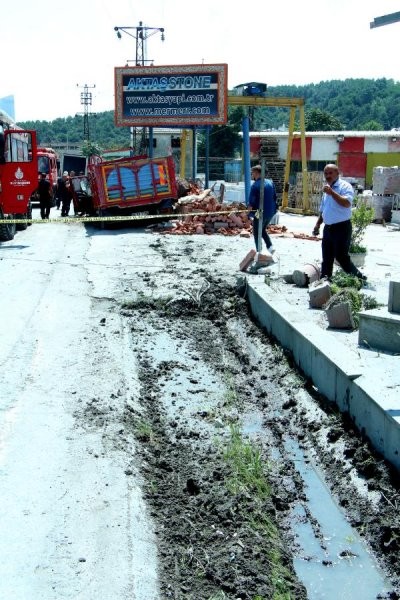 Kağıthane'de kum yüklü kamyonet duvara çarptı: 1 yaralı - Resim: 5