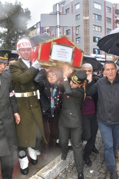 Helikopter şehidi Yüzbaşı Ümit Özerli'nin cenaze töreninden kareler - Resim: 3