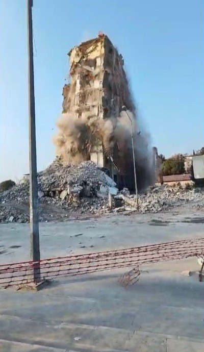 Osmaniye'de Hasarlı Bina Yıkımında Korku Dolu Anlar! Kepçe Operatörü Ölümden Döndü - Resim : 1