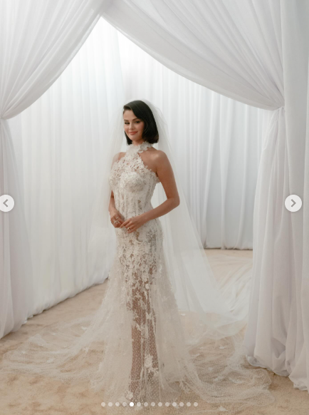 Hollywood’a Damga Vuran Düğünden Yeni Fotoğraflar! Selena Gomez’in Zarafeti Büyüledi, Herkes Bu Gelinliği Konuşuyor - Resim : 3