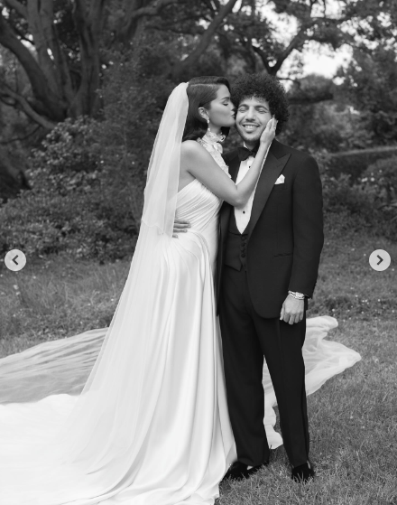 Hollywood’a Damga Vuran Düğünden Yeni Fotoğraflar! Selena Gomez’in Zarafeti Büyüledi, Herkes Bu Gelinliği Konuşuyor - Resim : 2