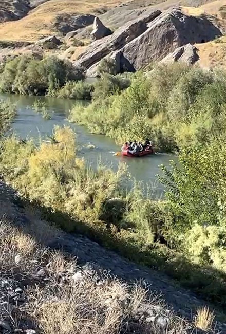 Elazığ’da Nefes Kesen Olay! 4 Kişi Adacıkta Kapana Kısıldı, Yardımlarına İtfaiye Koştu - Resim : 1