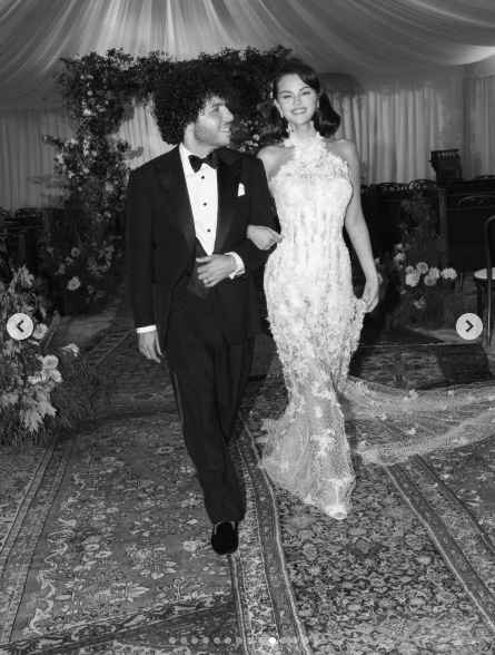 Hollywood’a Damga Vuran Düğünden Yeni Fotoğraflar! Selena Gomez’in Zarafeti Büyüledi, Herkes Bu Gelinliği Konuşuyor - Resim : 5