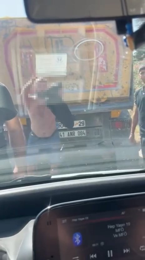 Dizi Oyuncusuna Trafikte Dehşeti Yaşattılar! 'Araya Girmeselerdi Öldüreceklerdi' - Resim : 1