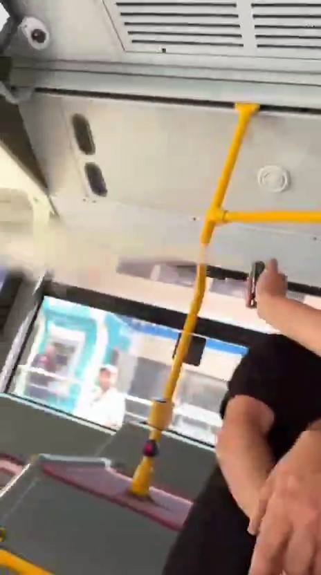 Fatih’te İETT Otobüsünde Çifte Kaos! Yolcular Neye Uğradığını Şaşırdı, Hepsi Kaçacak Yer Aradı - Resim : 2