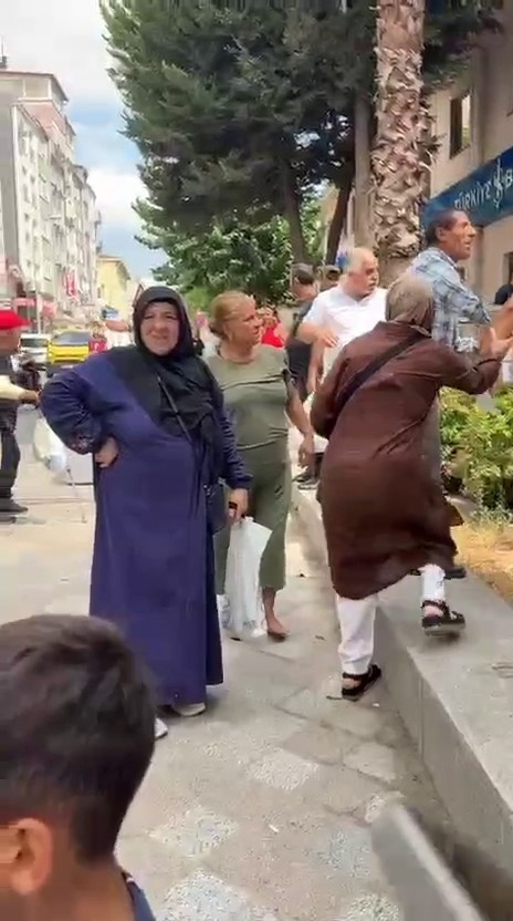 Fatih’te İETT Otobüsünde Çifte Kaos! Yolcular Neye Uğradığını Şaşırdı, Hepsi Kaçacak Yer Aradı - Resim : 3