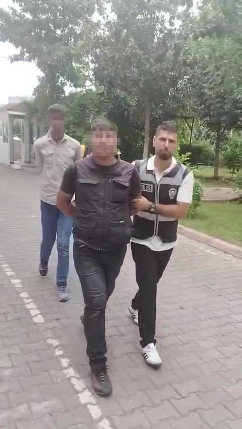 Trafikte Dehşeti Yaşattılar! Kapıları Zorlayıp Para İsteyen Şahıslar YakalandıTrafikte Dehşeti Yaşattılar! Kapıları Zorlayıp Para İsteyen Şahıslar Yakalandı - Resim : 1