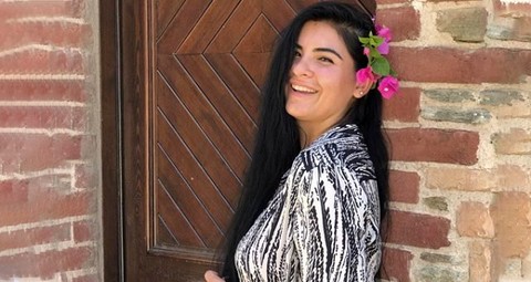 Hanife Gürdal'ın mini elbiseli salıncak pozu olay oldu!