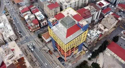 Maraş'taki 'Dünyanın en saçma binası' yıkıldı