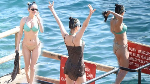 Elif Kaya gecelikle denize girdi