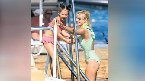 İbrahim Tatlıses’in eski eşi Ayşegül Yıldız kızıyla tatilde