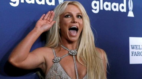 Britney Spears'tan mini şortlu üstsüz pozlar!