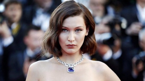 Bella Hadid'in transparan sahil kıyafeti olay oldu!