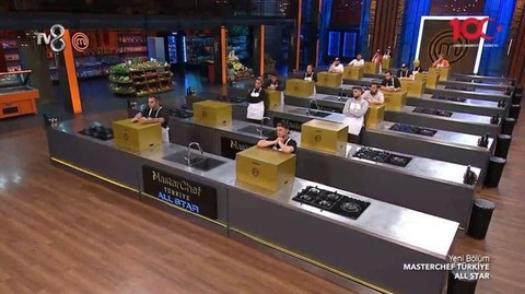 MasterChef'te ünlü şef pizzayla birlikte yere düştü!