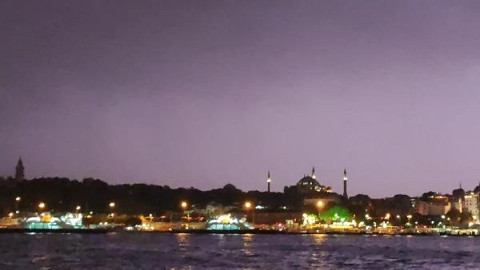Sağanak yağışın etkili olduğu İstanbul'u şimşekler aydınlattı
