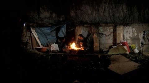 Evsiz kalan aile, 3 yaşındaki çocuklarıyla bir mağarada yaşıyor