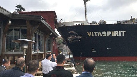 İstanbul Boğazı'nda dev gemi yalıya çarptı