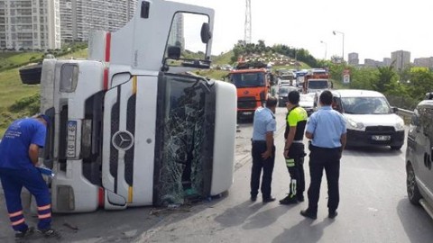 Hafriyat kamyonu devrildi! Trafik felç oldu