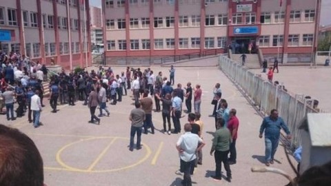 Seçim gönüllülerini darp edip, 'Erdoğan' sloganı attılar