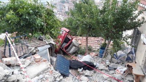 İstanbul'da kamyonet evin çatısına uçtu : 1 ölü
