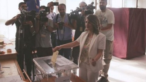 Selahattin Demirtaş'ın eşi Başak Demirtaş oyunu kullandı