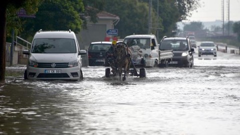Edirne'de hayatı felç eden yağış