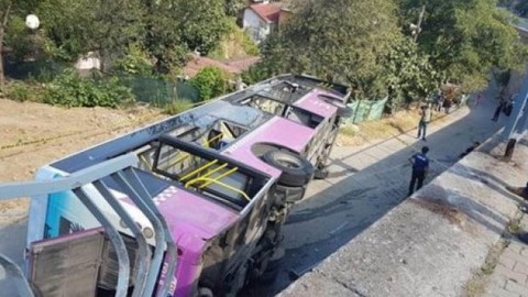 İstanbul'da halk otobüsü devrildi