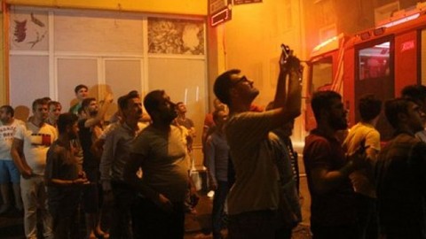 Bina alev alev yandı: Vatandaşlar böyle izledi