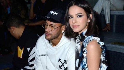 Neymar'ın sevgilisi elbisesiyle geceye damga vurdu