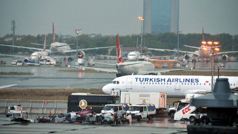Yolcu uçağına yıldırım isabet etti