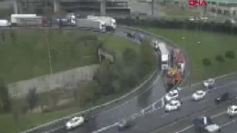 Basın Ekspres yolu girişinde TIR devrildi