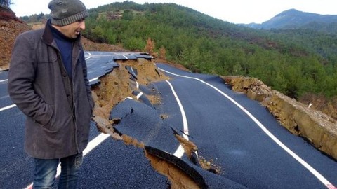 Anamur'da yol çöktü