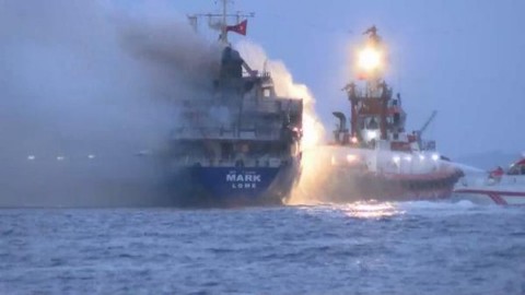 Pendik açıklarındaki yük gemisinden yandı
