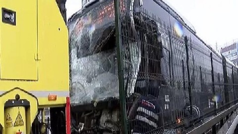Metrobüs kaza yaptı! Yaralılar var!