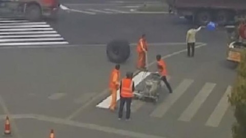 TIR'dan kopan çift tekerlek işçinin üzerinden geçti