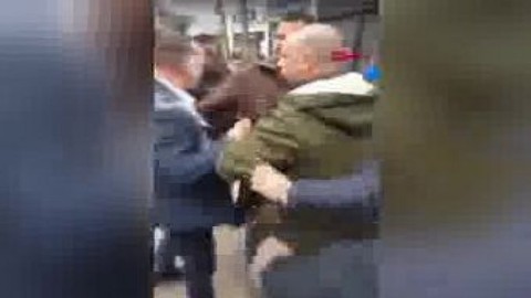 İngiltere'de ırkçı siyasetçi, yüzüne içecek atan genci darp etti