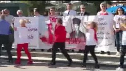 Balıkesir Ayvalık'ta 19 Mayıs'ın 100'üncü yılında 100 kişilik zeybek ekibi
