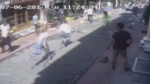 Beyoğlu'nda 2 kadının feci şekilde darp edilmesi kamerada