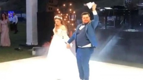 Berfu Yıldız ile Eser Yenenler çiftinden ilginç düğün dansı