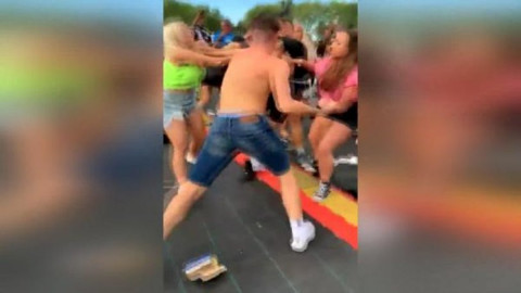 Londra’daki müzik festivalinde yumruklar havada uçuştu