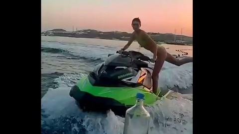 Kendall Jenner jet skisiyle 'Bottle Cap Challenge' yaptı