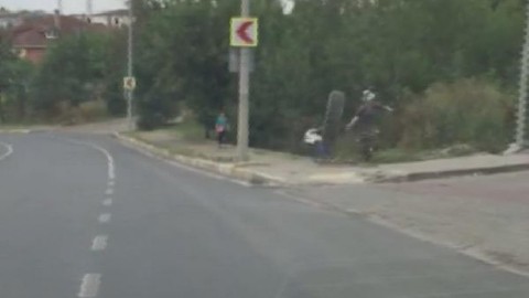 Kamyon lastiği kaldırımdaki çocuğa çarptı