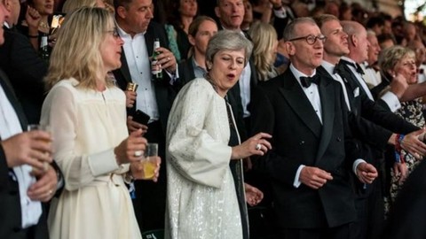 Theresa May'in dansı festivale damgasını vurdu
