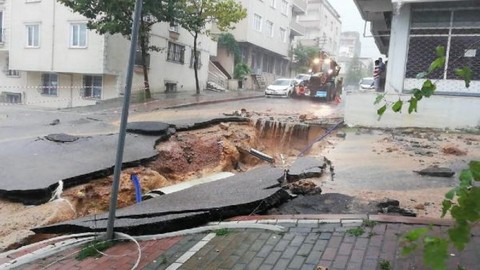 Kocaeli'de yol çöktü