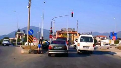 Satırlı trafik magandası dehşet saçtı