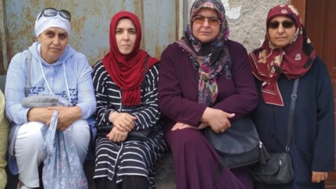 Askeri okul öğrencilerinin aileleri de AKP yakınında eylem başlattı