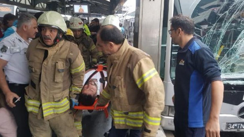 Haramidere'de metrobüs kazası: Yaralılar var