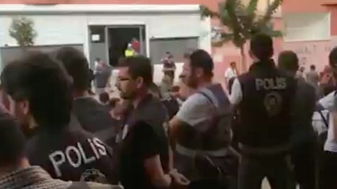 Barış Pınarı Harekatı'nın başlamasının ardından HDP binası önünde hareketlilik