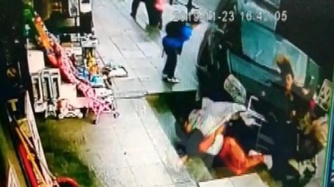 Sultanbeyli'de araç kaldırımdakilere çarptı: 5 yaralı